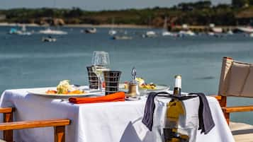 Lunch, dinner served; seafood, sea views 