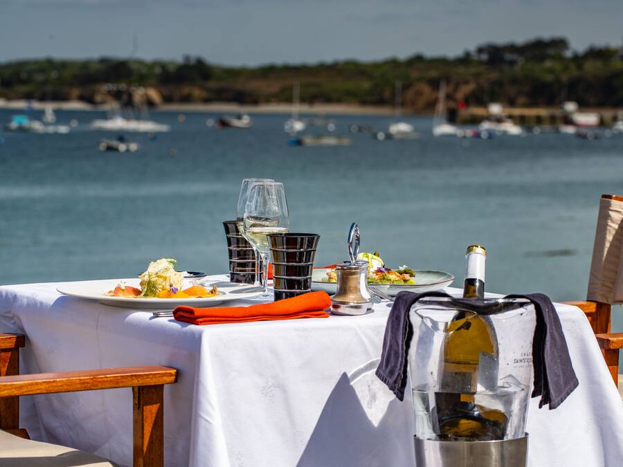 Se sirven almuerzos y cenas; mariscos; con vista al mar