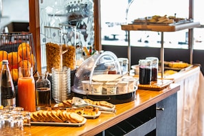 Tägliches kontinentales Frühstück gegen Gebühr