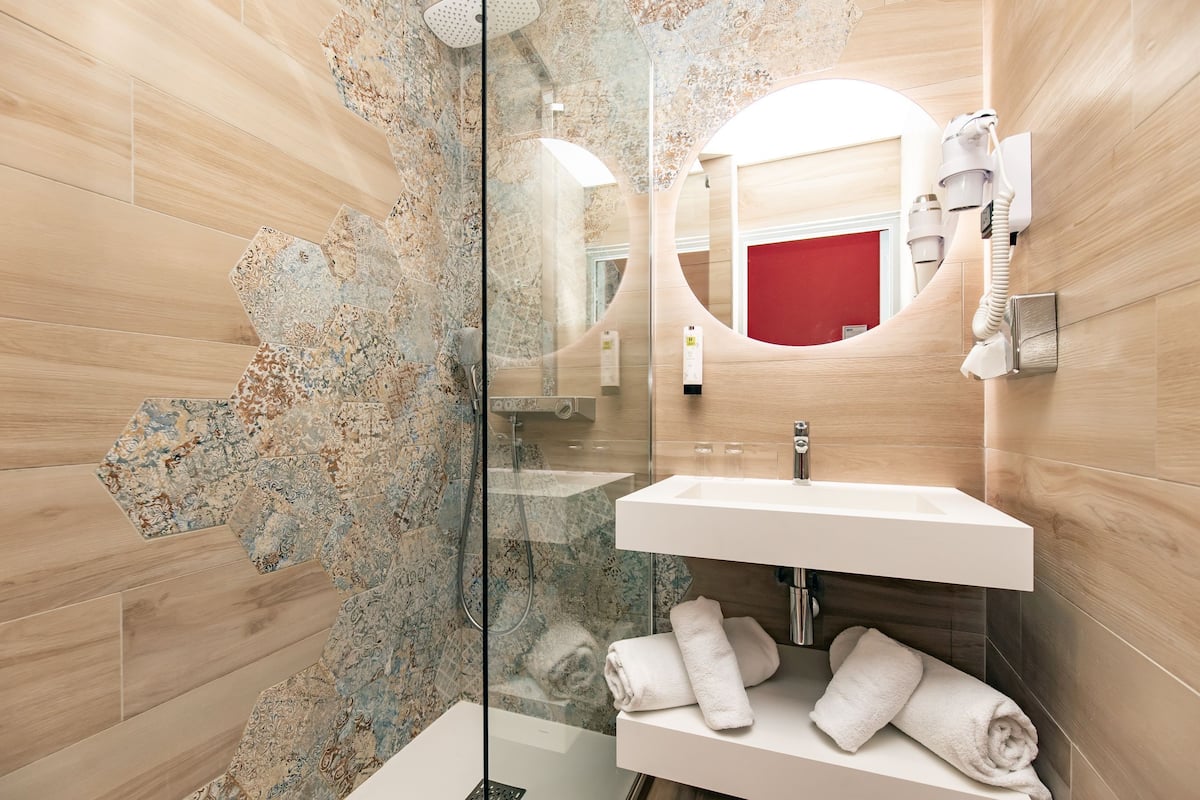 superior double room, sea view | bathroom | hair dryer, towels, soap, shampoo