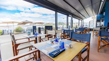 Lunch, dinner served; seafood, ocean views