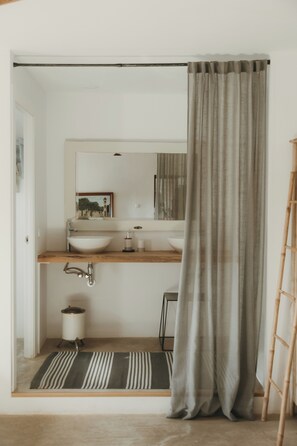 Deluxe Room | Bathroom | Shower, free toiletries, hair dryer, towels - Casa Mona Turismo de Interior (Llubi)