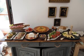 Een houten buffet met diverse soorten eten en een rustieke inrichting.