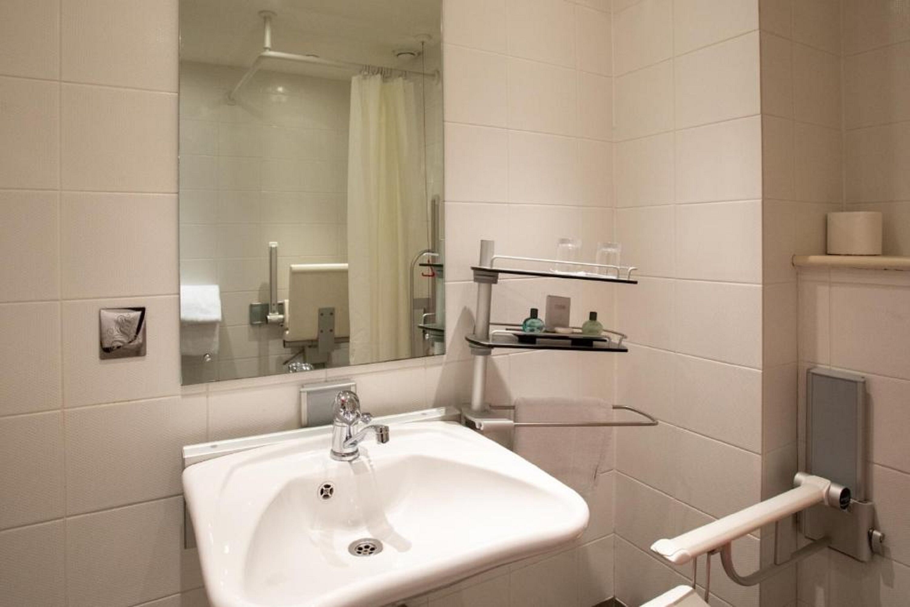 standard double room, accessible | 1 bedroom, individually decorated, individually furnished, desk