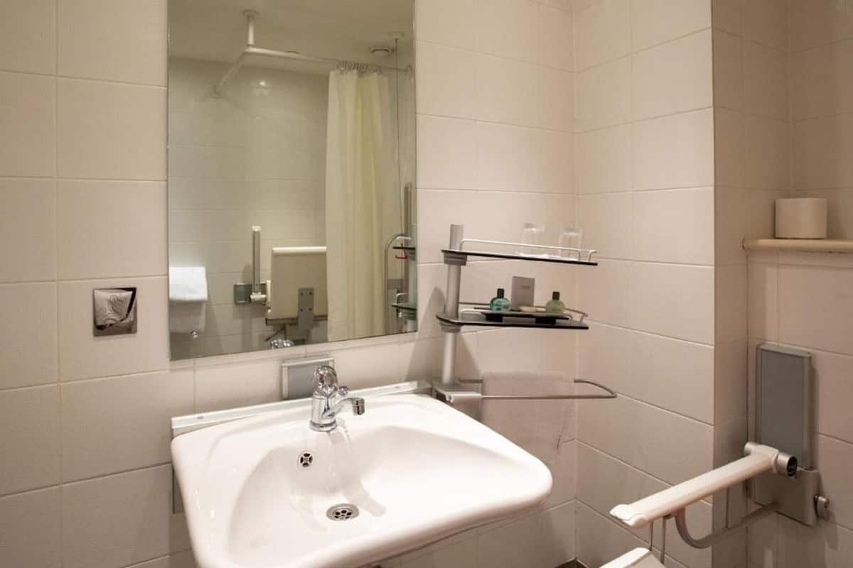 standard double room, accessible | 1 bedroom, individually decorated, individually furnished, desk
