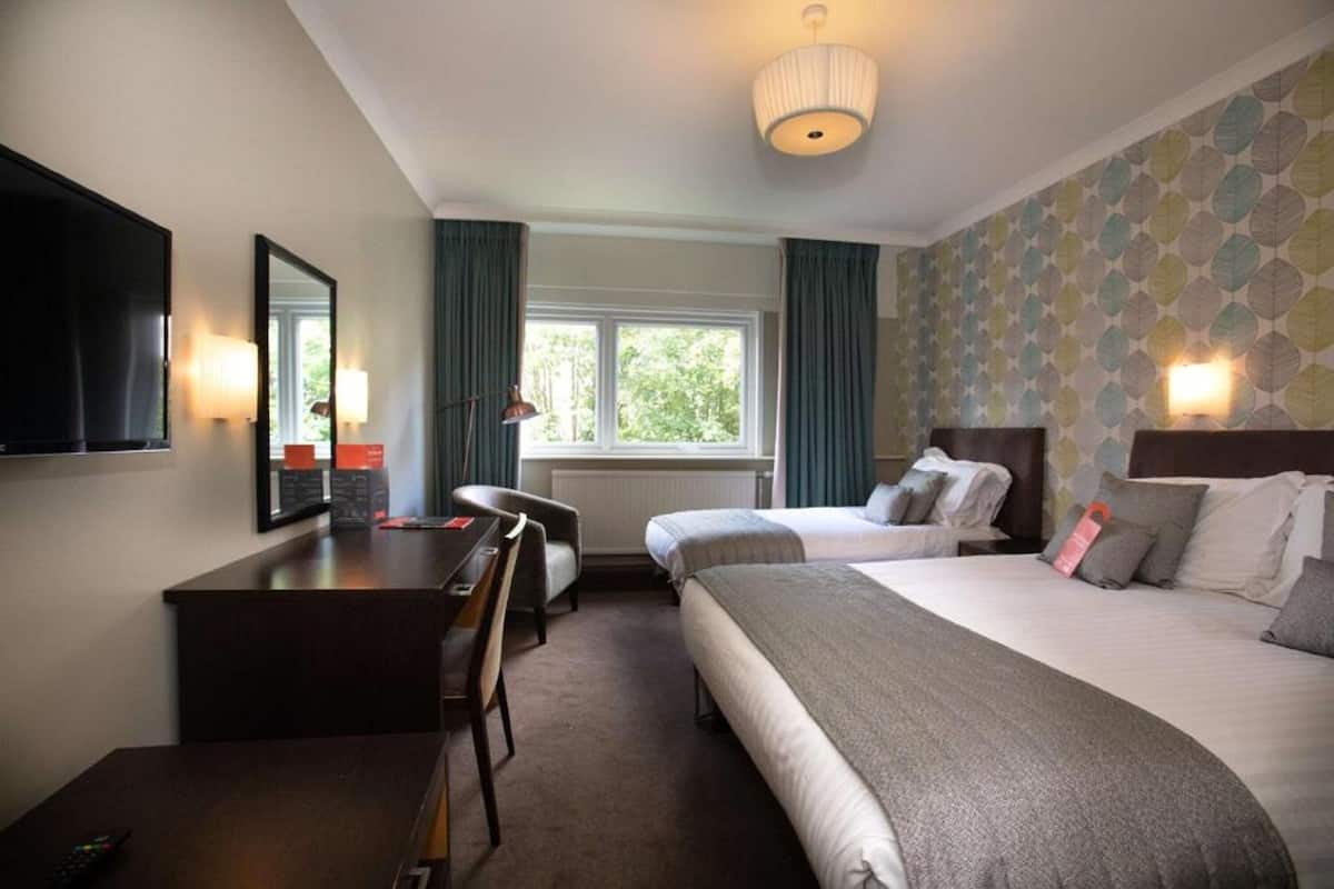 Standard Triple Room | Individually decorated, individually furnished, desk, iron/ironing board