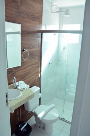 Dusche, Haartrockner, Bidet, Handtücher