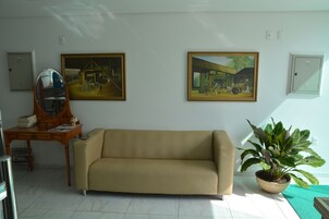 Área de estar no saguão