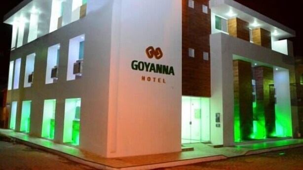 Un moderno edificio de hotel con un logotipo destacado y el nombre 'GOYANNA HOTEL' en la fachada.