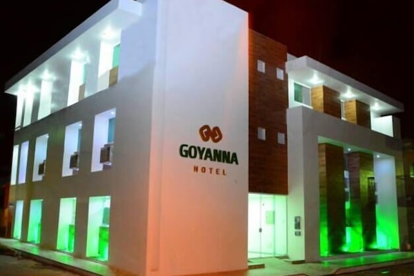 Fachada de la propiedad por la tarde o noche