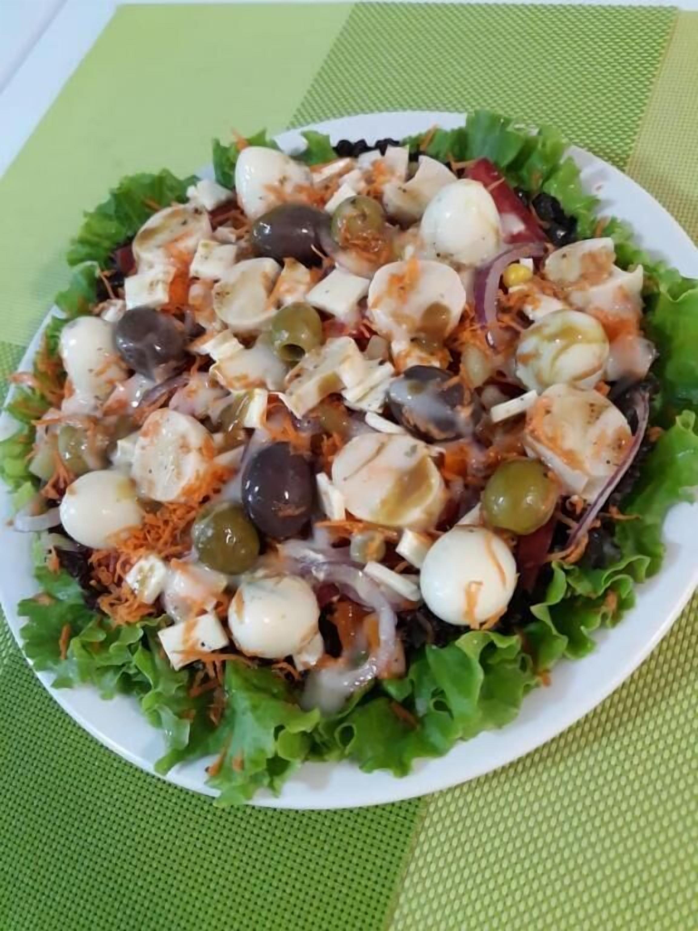 Een salade met verschillende ingrediënten op een bord.