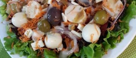 Een salade met verschillende ingrediënten op een bord.