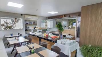 Melayani sarapan dan makan malam