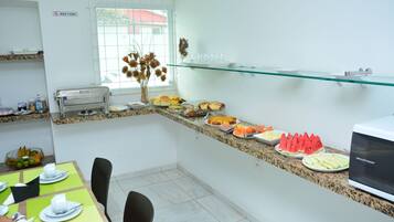 Sudah termasuk sarapan prasmanan setiap hari