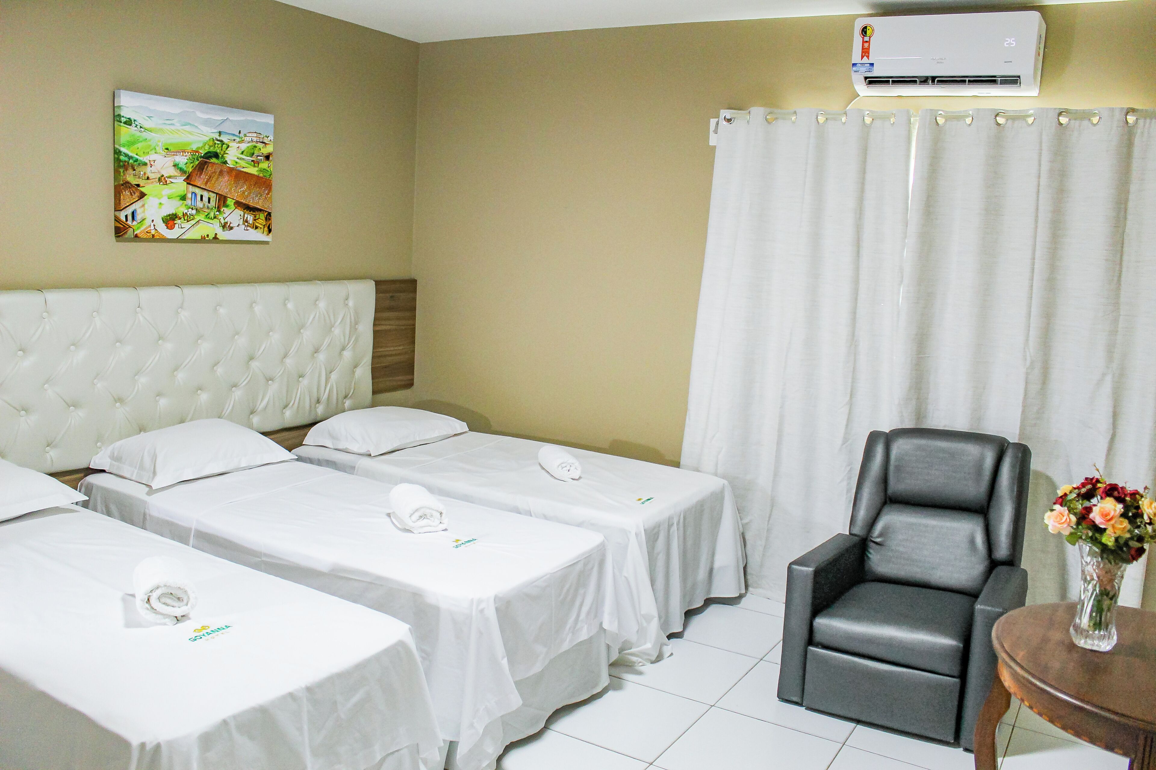 Quarto triplo | Frigobar, escrivaninha, ferros/tábuas de passar roupa