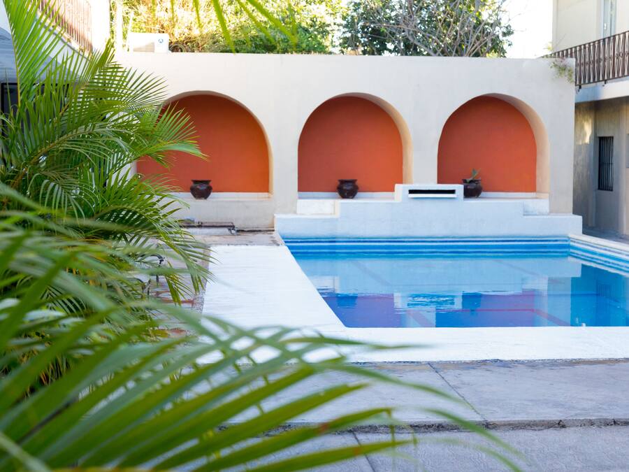 Piscine extérieure, chaises longues