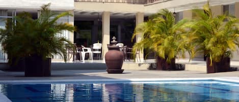 Piscine extérieure, chaises longues