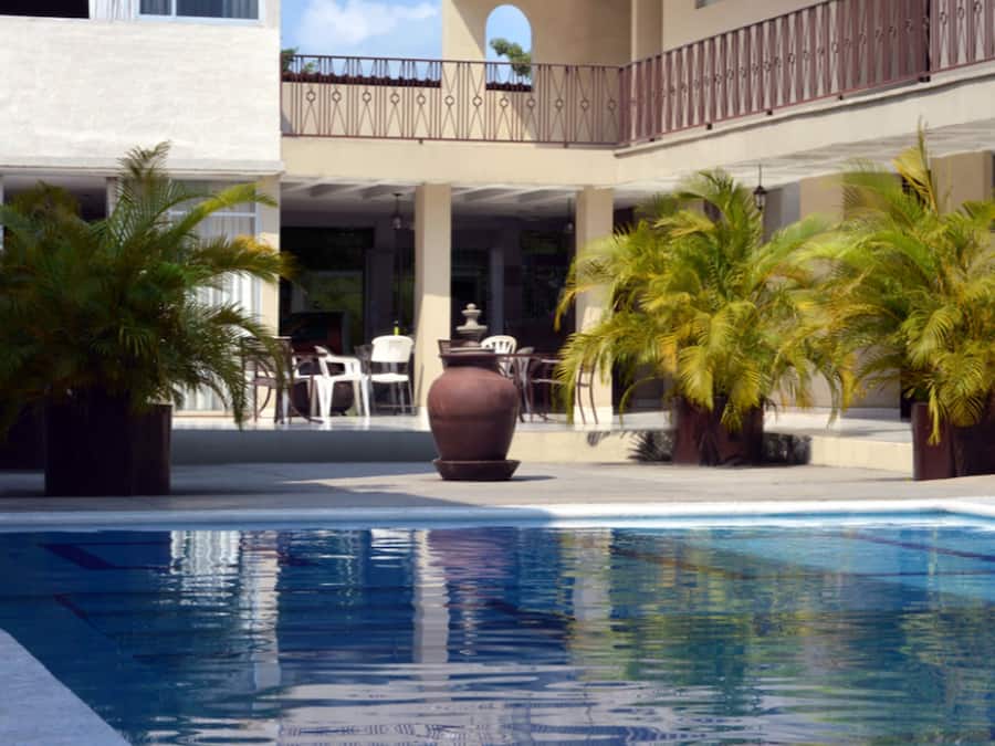 Alberca al aire libre y camastros