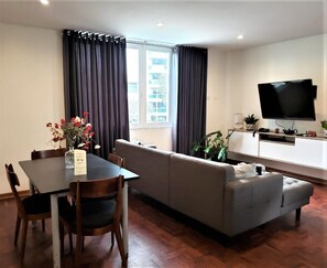 City Apartment, 1 Bedroom, City View, Beachside | Living room