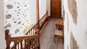 A covered outdoor area with a wooden staircase leading to a white-walled building. - Hotel Rural Villa de Agüimes (Aguimes)