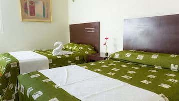 Basic-Doppelzimmer, 2 Doppelbetten | Schreibtisch, Bügeleisen/Bügelbrett