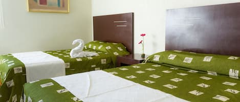 Quarto casal básico, 2 camas de casal | Escrivaninha, ferros/tábuas de passar roupa