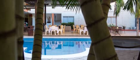 Piscine extérieure, chaises longues