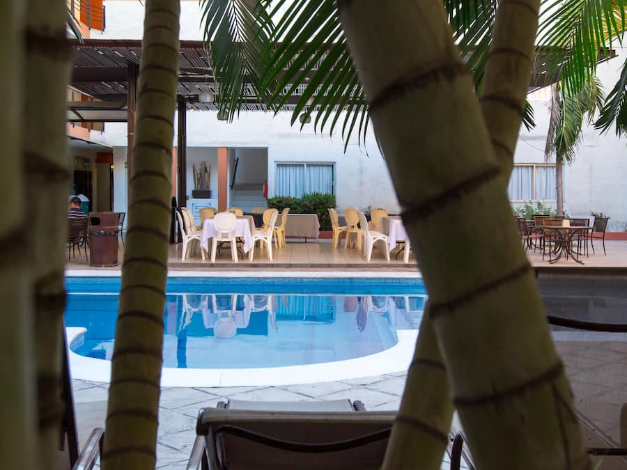 Alberca al aire libre y camastros