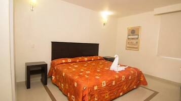 Room, 1 King Bed | Desk, iron/ironing board