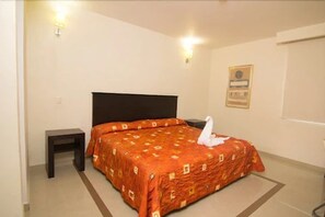 Room, 1 King Bed | Desk, iron/ironing board - Porto Hotel (Lazaro Cardenas)