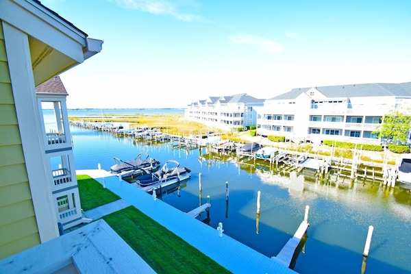 Condo, 2 Bedrooms | Property grounds
