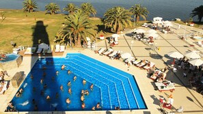 Piscine couverte, piscine extérieure, parasols de plage, chaises longues