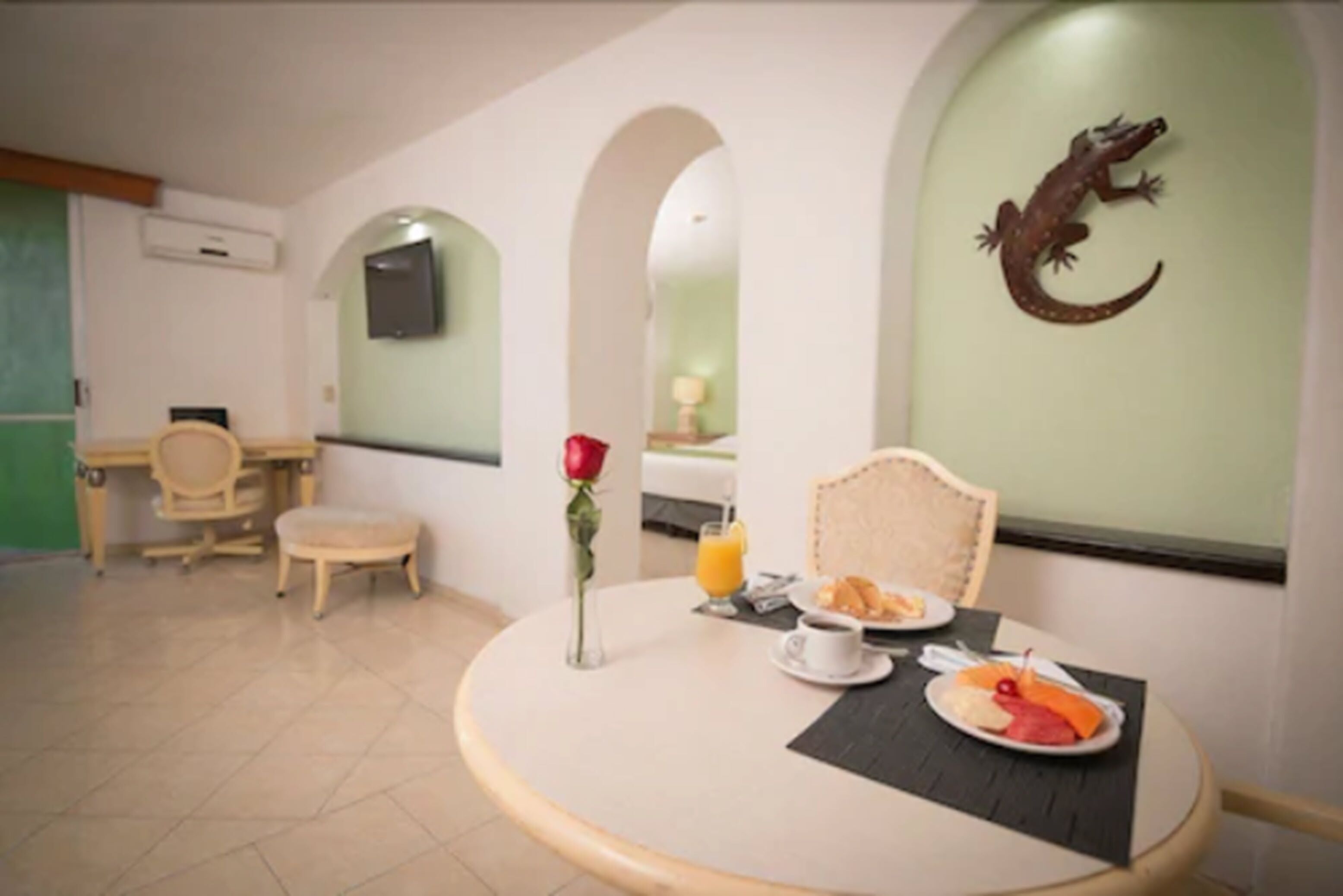 Suite | In-room safe, desk, iron/ironing board, free WiFi