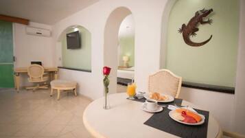 Suite | In-room safe, desk, iron/ironing board, free WiFi