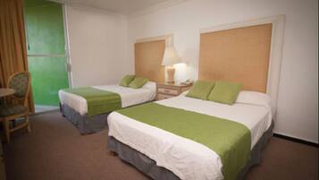 Habitación estándar, 2 camas matrimoniales | Caja de seguridad en la habitación y escritorio