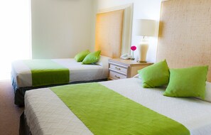 Chambre Standard, 2 lits doubles | Coffres-forts dans les chambres, bureau, fer et planche à repasser