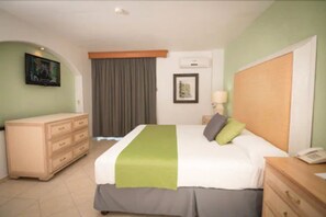 Standard Room, 1 King Bed | In-room safe, desk, iron/ironing board, free WiFi