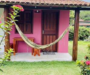 Quarto Standard - Verde Kiwi, Roxo, Amarelo, Branco, Laranja e Rosa | Minibar, free WiFi, bed sheets