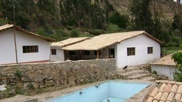 Una piscina al aire libre de temporada