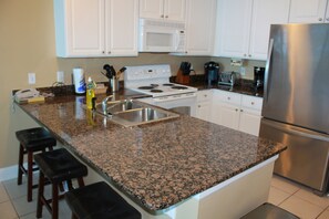 Huoneisto, 2 makuuhuonetta, parveke, rannan lähellä | Yksityinen keittiö | Täysikokoinen jääkaappi, mikroaaltouuni, uuni, liesi