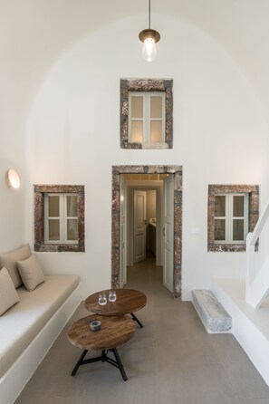 Exclusive Suite, 2 Bedrooms, Jetted Tub | Living area