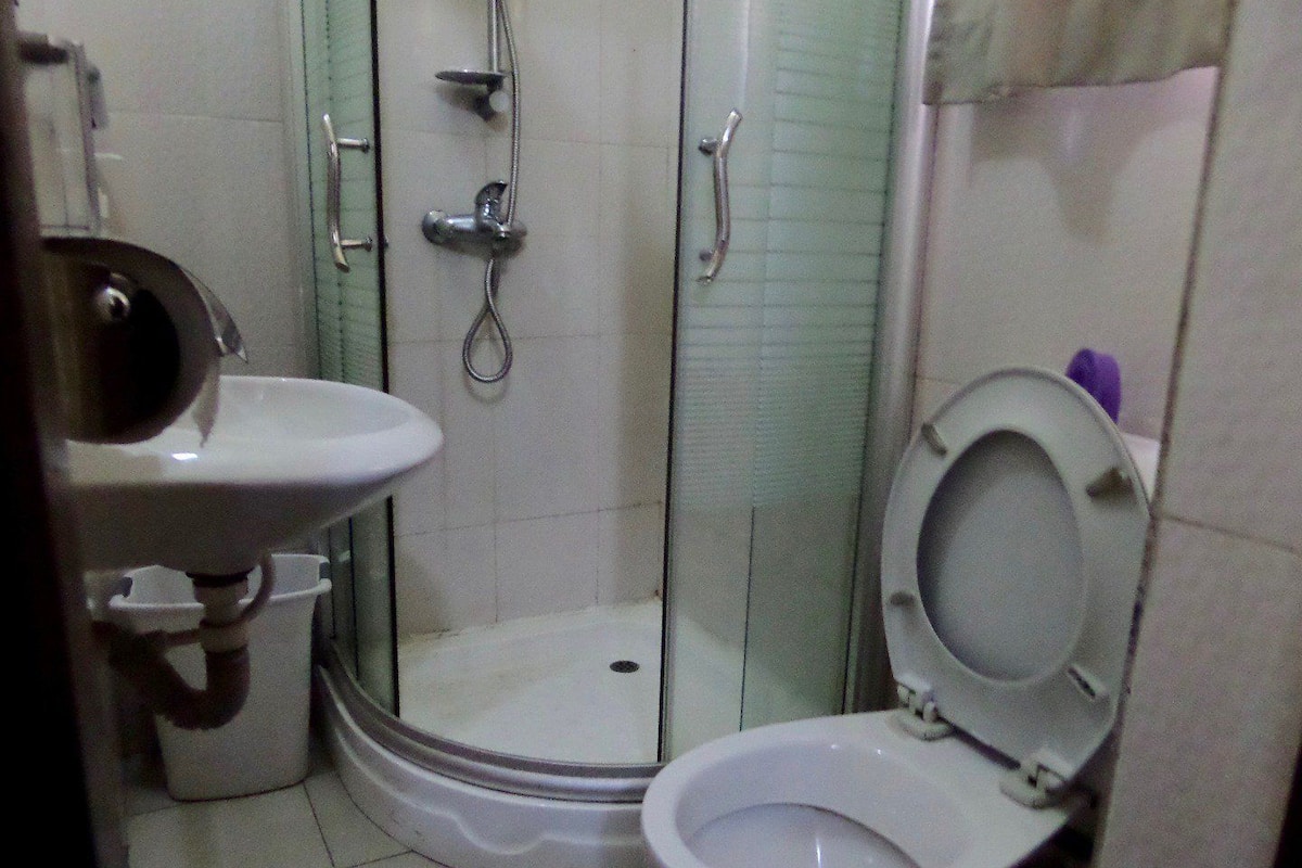 Duş, geniş duş başlığı, ücretsiz banyo/kozmetik ürünleri, havlu