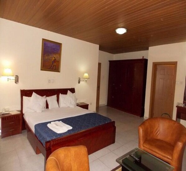 Premium bedding, individually decorated, individually furnished, desk - Georgio Hotel and Resort 2 (Abuja)