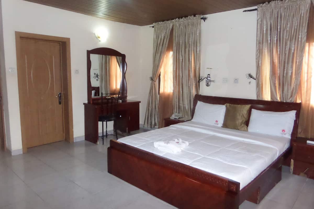 Premium bedding, desk, laptop workspace, free WiFi