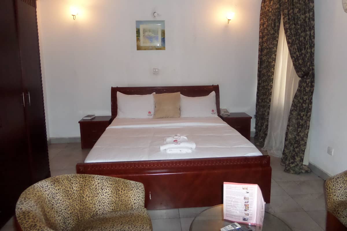 Premium bedding, desk, laptop workspace, free WiFi
