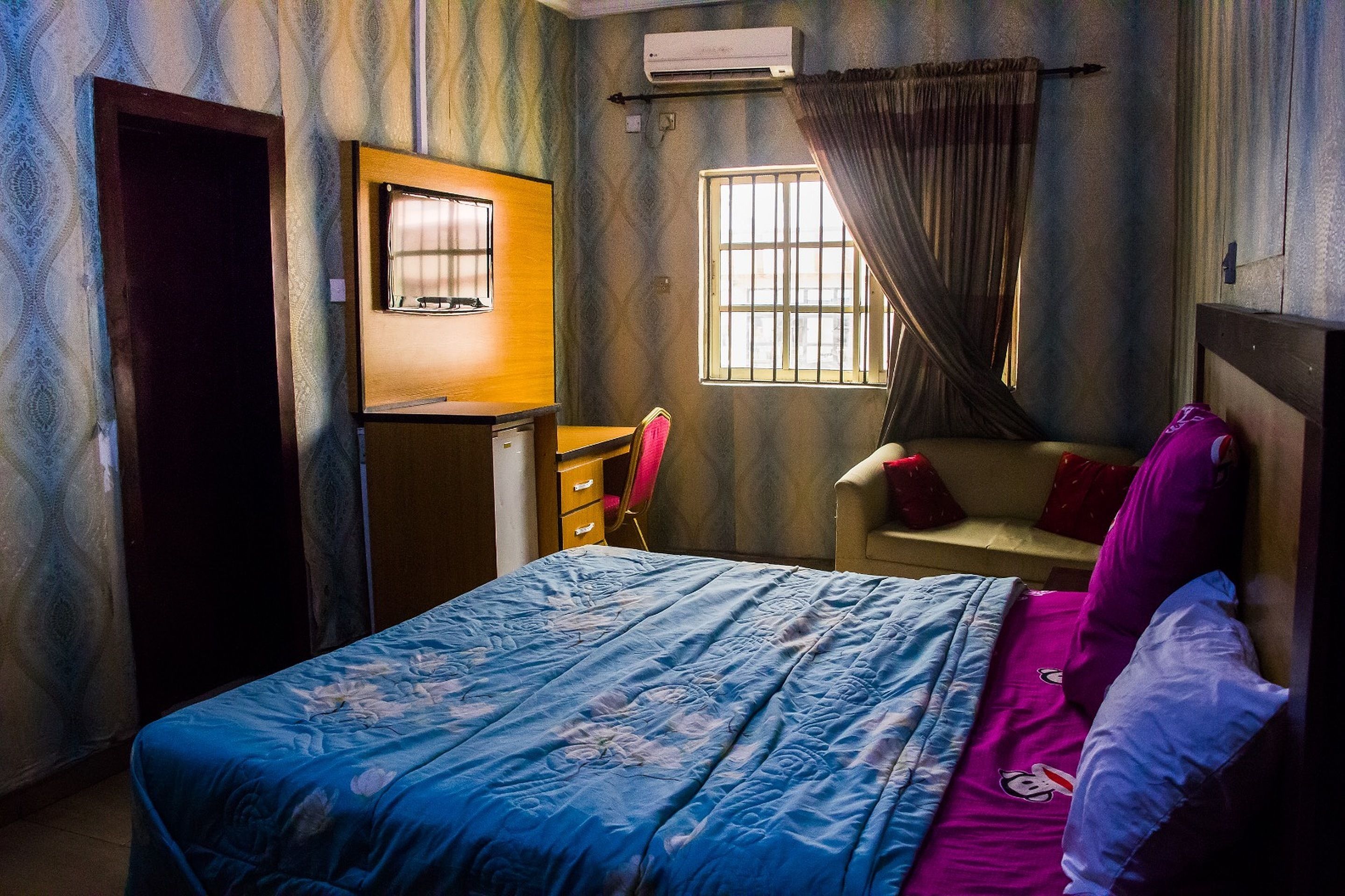 5 bedrooms, Egyptian cotton sheets, premium bedding, memory-foam beds