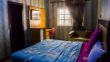 5 bedrooms, Egyptian cotton sheets, premium bedding, memory-foam beds