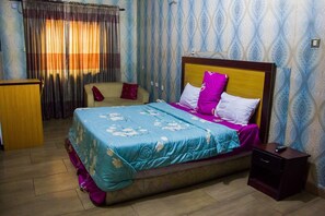 5 bedrooms, Egyptian cotton sheets, premium bedding, memory-foam beds