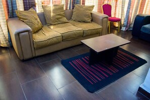 Suíte presidencial | Área de estar | TV LCD 32 polegadas com canais via satélite, TV