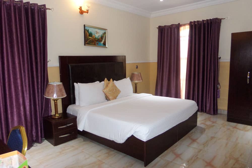B's Hive Hotel & Suites